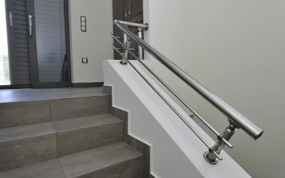 Merdivenlere, balkonlara, teraslara ve yapıların pek çok bölümüne, emniyeti ve güzel bir görünümü sağlamak için yapılan dekorasyona küpeşte denir.<br /><br />Alüminyum ekstrüzyon profiller kullanılarak yapılan uygulamaya alüminyum küpeşte denir. Küpeşte ve korkuluk kelimeleri eş anlamlıdır. Uzun yıllar boya vb. bakım istemeyeceği için çok kullanışlıdır.<br /><br />Alüminyum küpeşteler, merdivenlerde, balkonlarda, bina girişlerinde, asma katlarda, bahçelerde, havuz kenarlarında ve teraslarda rahatça uygulanabilir.<br /><br />Paslanmaz korkuluk; balkon, merdiven, teras ve havuz kenarlarında güvenlik ve estetik amaçla uygulanan korkuluk türüdür. Alüminyum hammaddesi ile paslanmaz malzemeden olduğu için iç ve dış mekanlarda rahatlıkla kullanıma uygundur.<br /><br />Üretimini yaptığımız küpeşte sistemleri ile balkon küpeşte, merdiven küpeşte, teras küpeşte, fransız balkon küpeşte ve havuz küpeşte başta olmak üzere her türlü küpeşte uygulaması için yüzlerce çeşit kalıbımızla geniş seçenekler sunuyoruz.